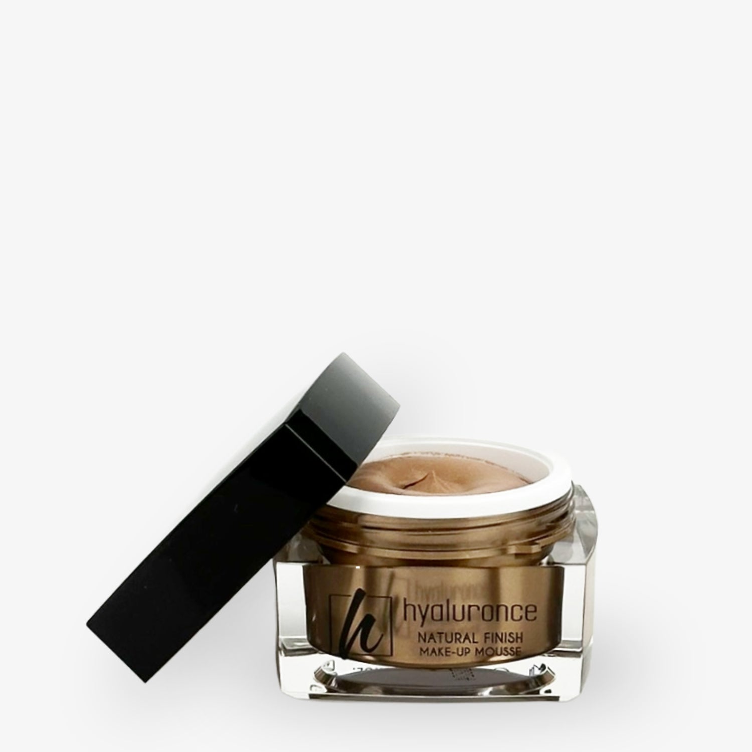 Geöffneter Tiegel mit Hyaluronce Natural Finish Make-up Mousse und schwarzem Deckel auf weißem Hintergrund.