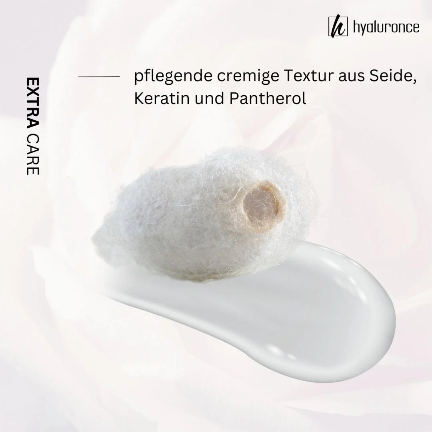 Nahaufnahme eines Seidenkokons auf einer cremigen Substanz; Text: "pflegende cremige Textur aus Seide, Keratin und Pantherol".