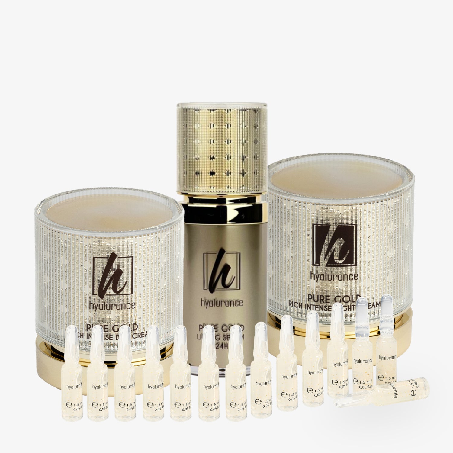 Kosmetikset mit zwei Cremetöpfen, einem Serumspender und mehreren Ampullen auf weißem Hintergrund.