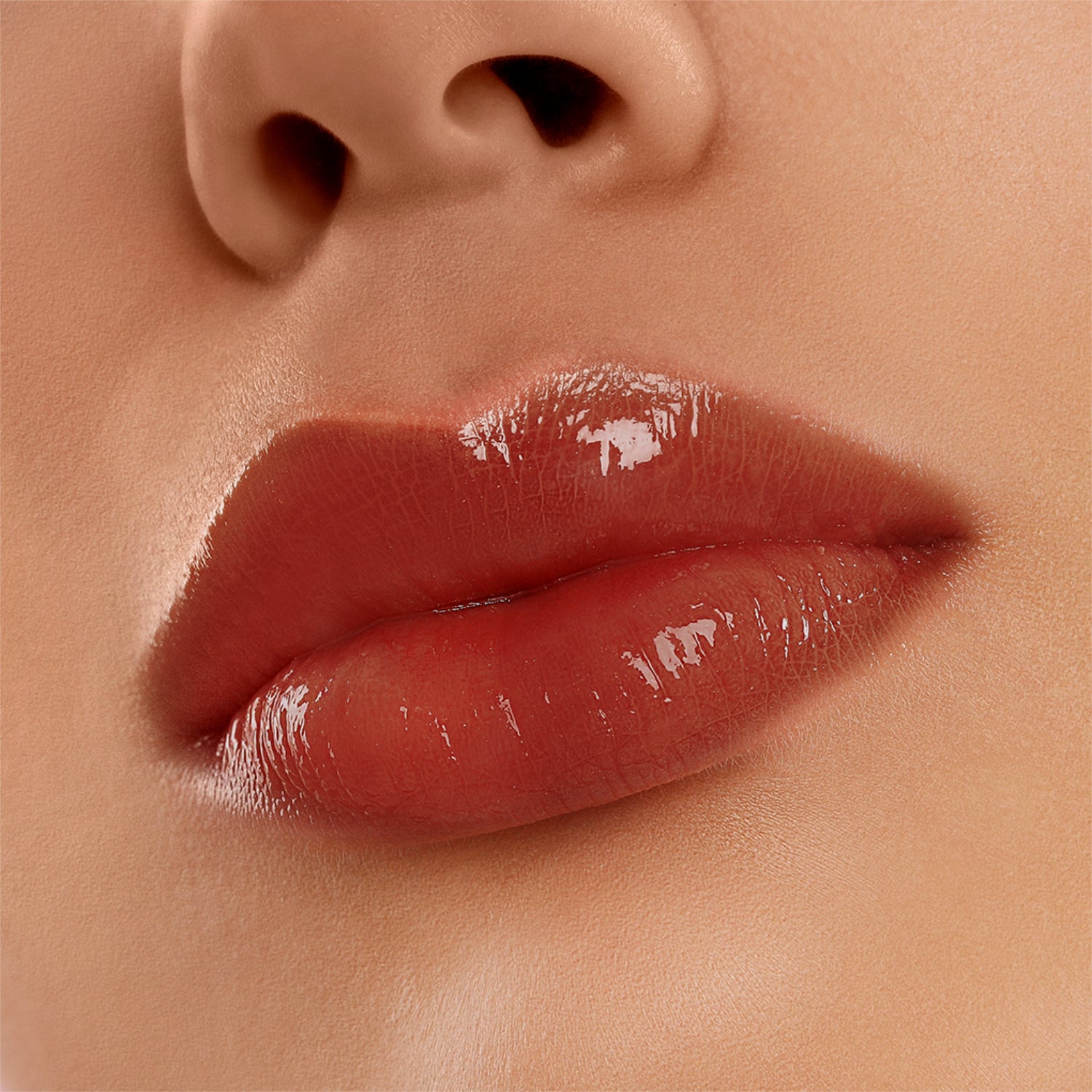 Nahaufnahme eines glänzend rot geschminkten Mundes mit einem natürlichen Hautton.