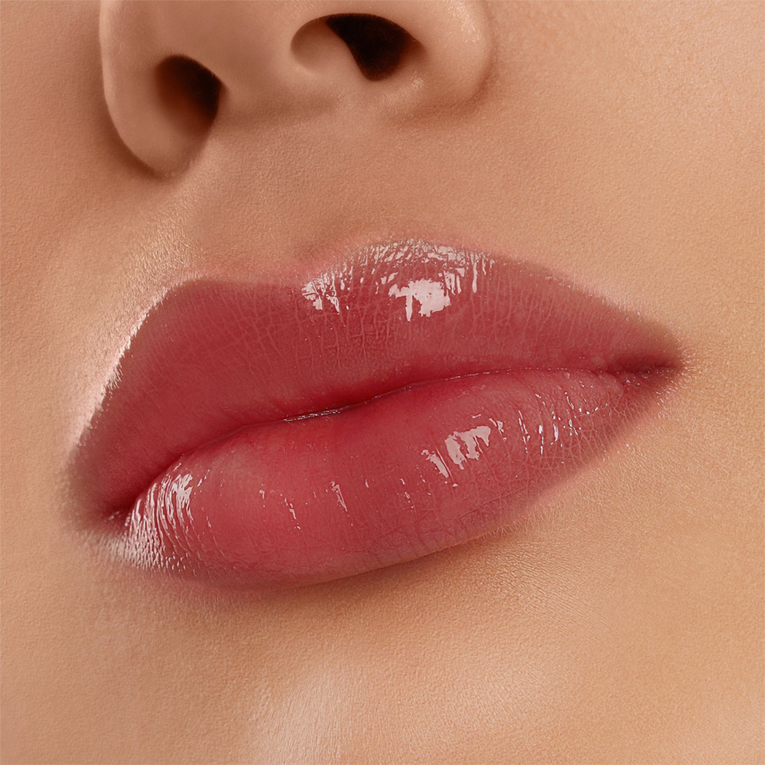Nahaufnahme von glänzenden, rosa geschminkten Lippen.