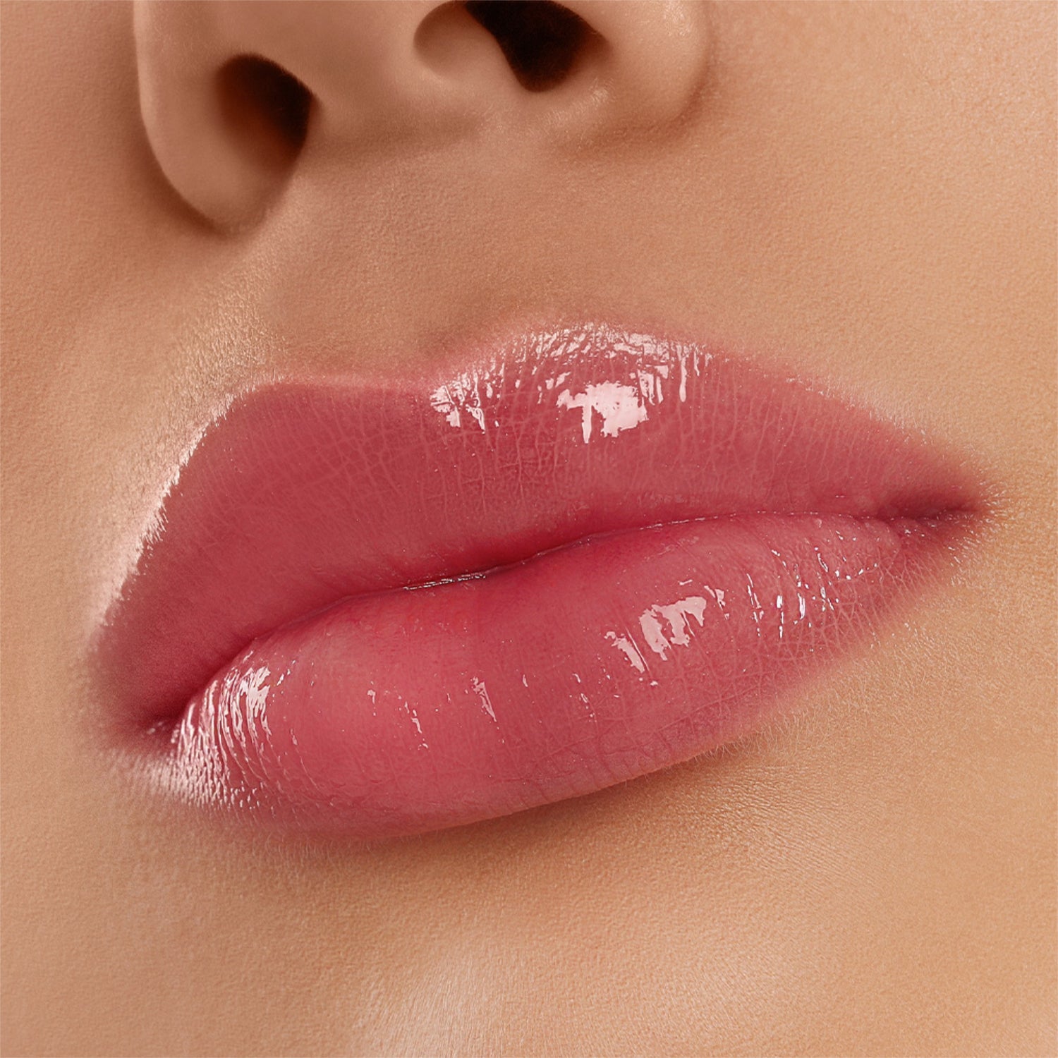 Nahaufnahme von glänzend rosa geschminkten Lippen.