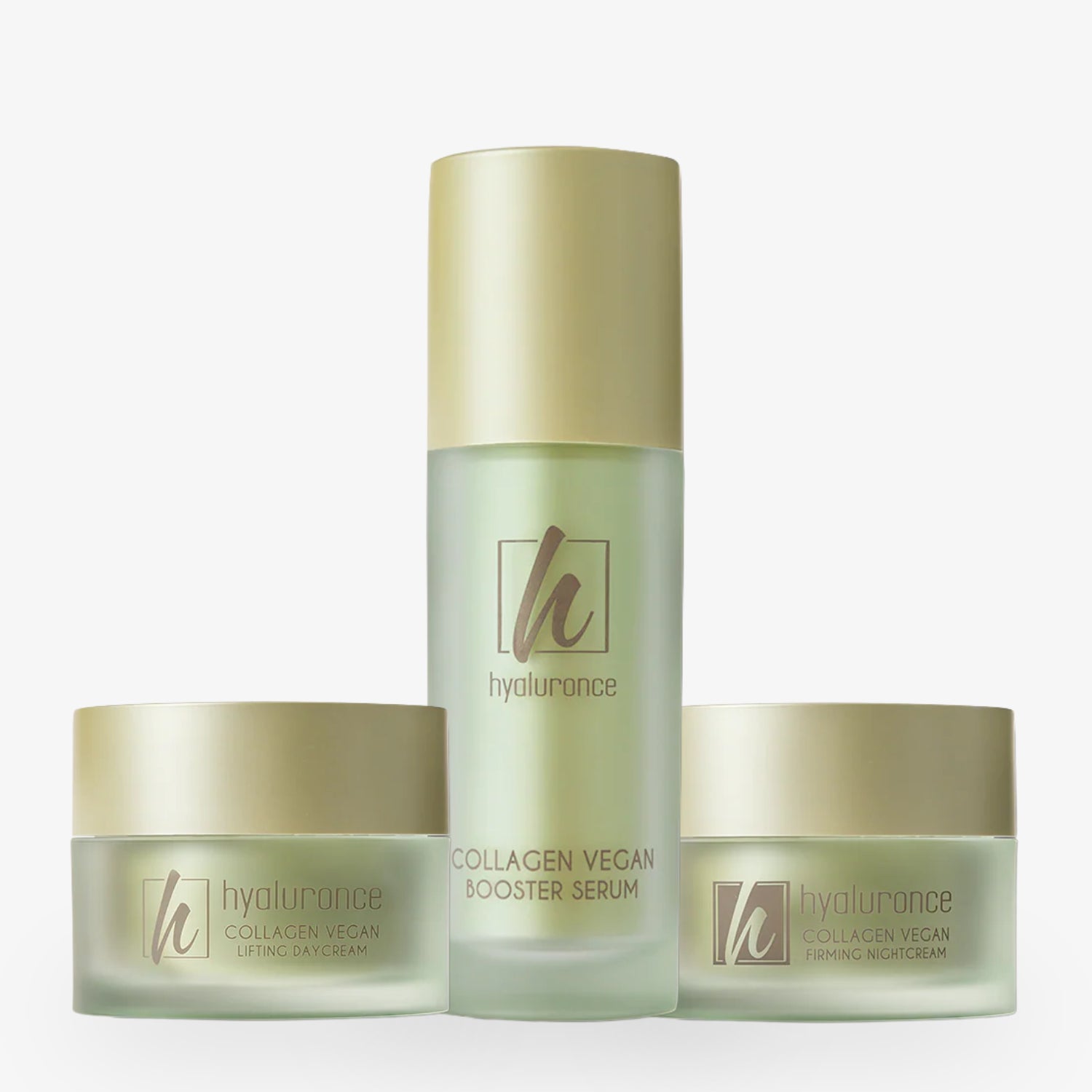 Das Collagen Vegan Trio umfasst das Collagen Vegan Booster Serum und zwei weitere Pflegeprodukte.