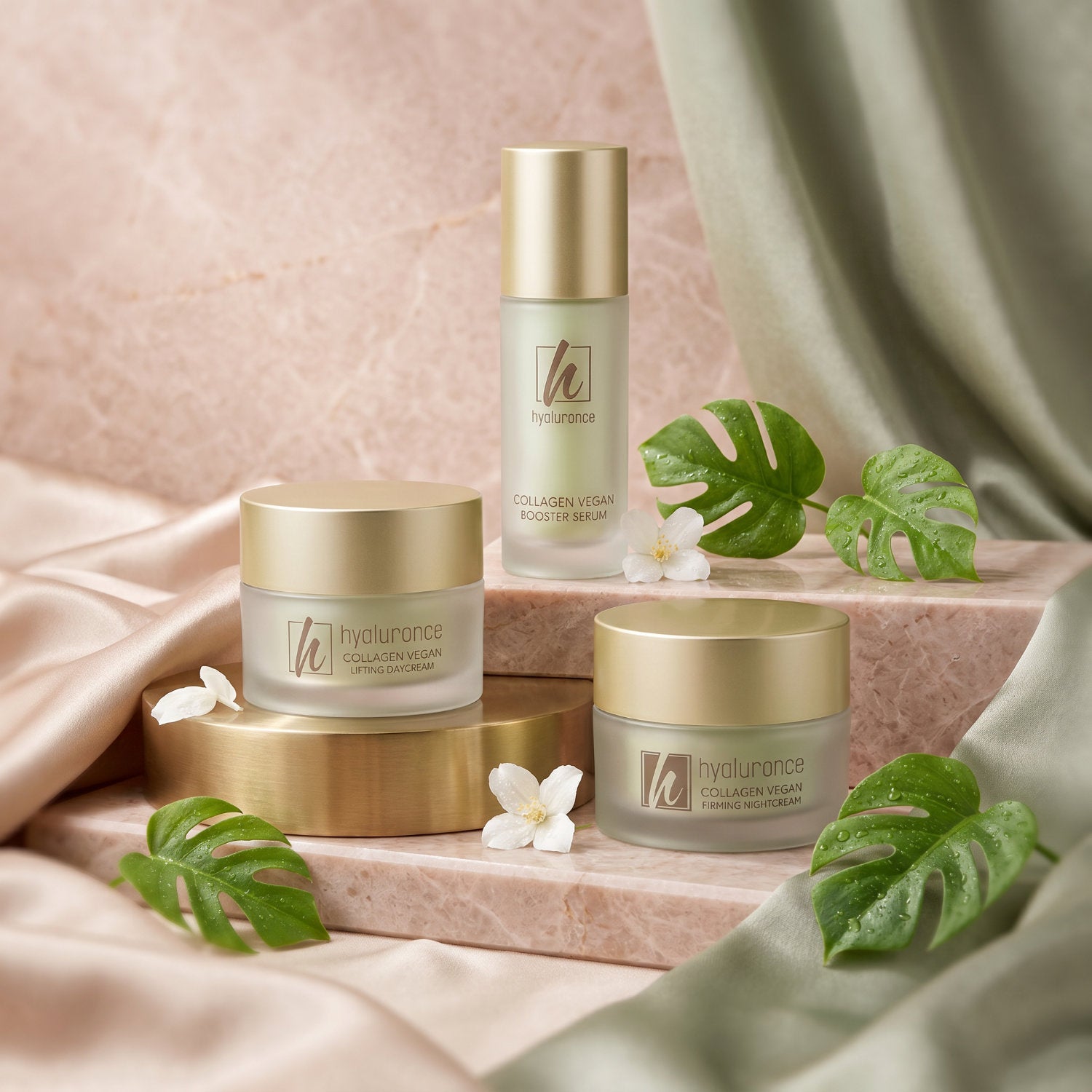 Collagen Vegan Trio von hyaluronce: drei hochwertige Pflegeprodukte elegant arrangiert auf marmoriertem Untergrund.
