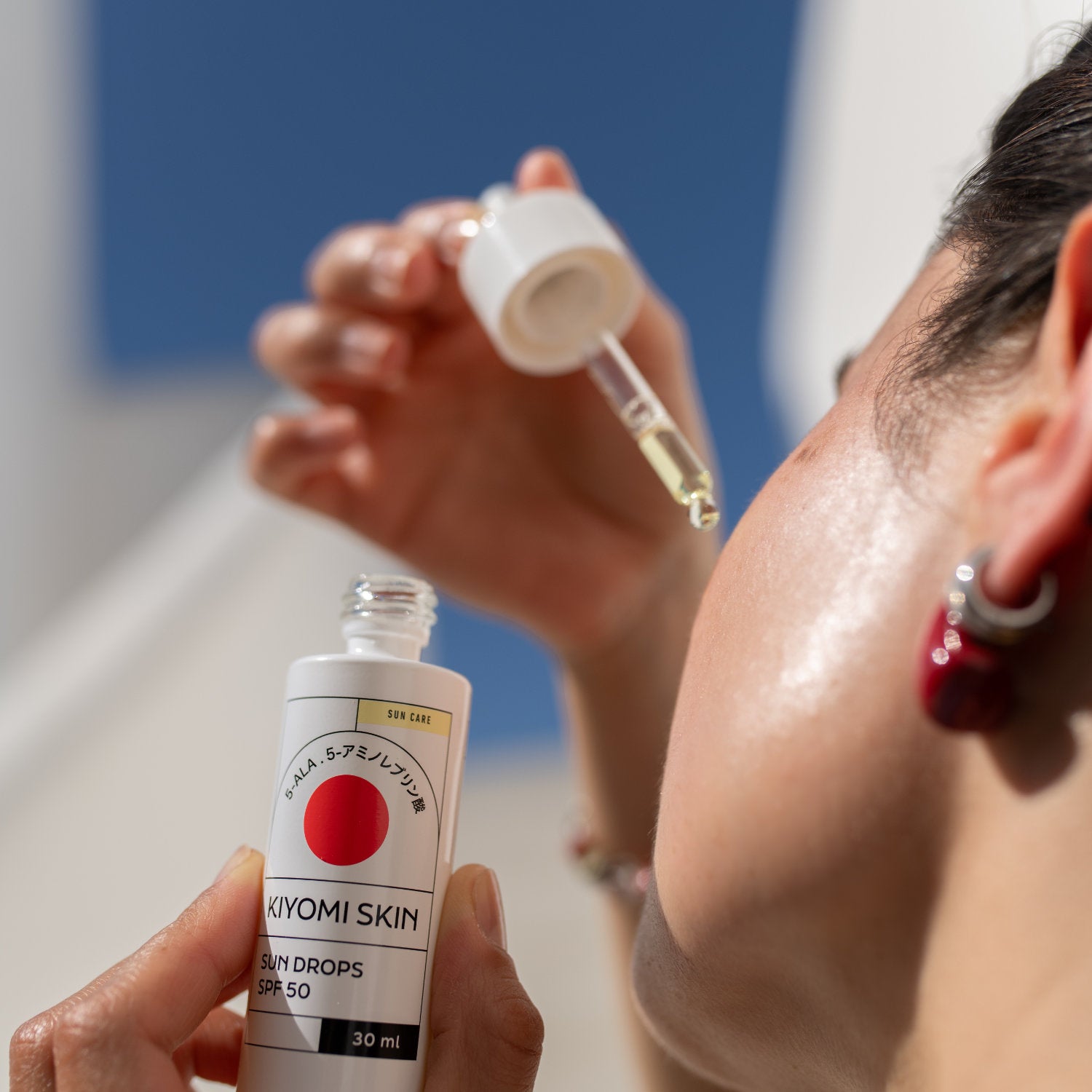 Sonnenserum Sun Drops SPF 50 wird angewendet, um empfindliche Haut vor UV-Strahlen zu schützen.