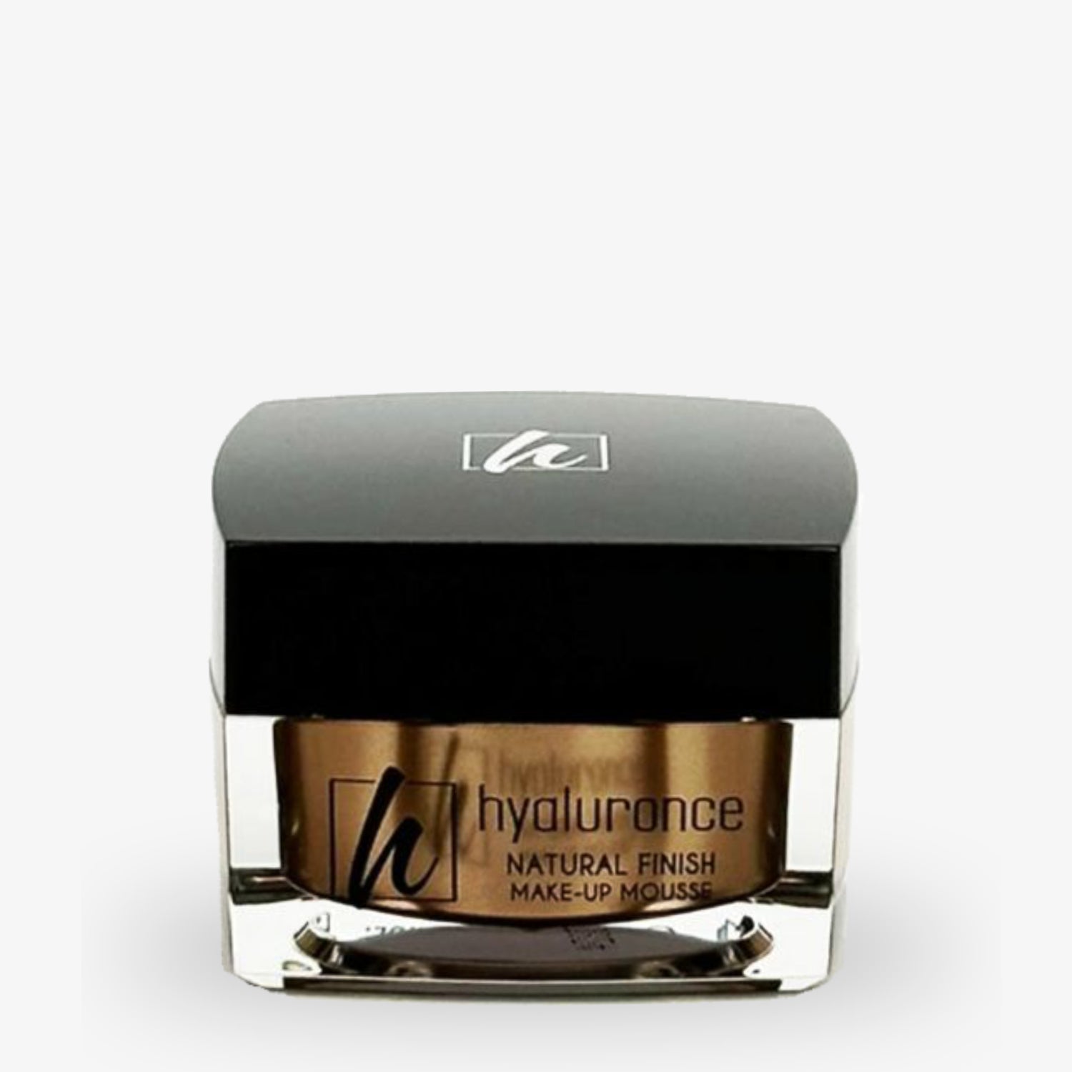 Ein quadratischer Behälter mit schwarzem Deckel, das Etikett zeigt "hyaluronce Natural Finish Make-Up Mousse".