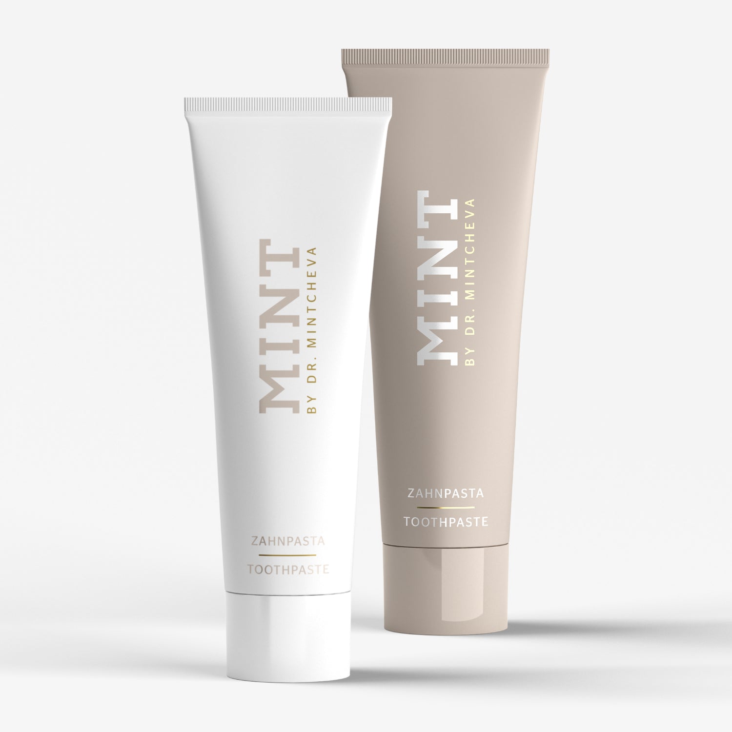 Zwei Zahncremetuben, eine in Weiß, eine in Beige, mit der Aufschrift "MINT by Dr. Mintcheva".