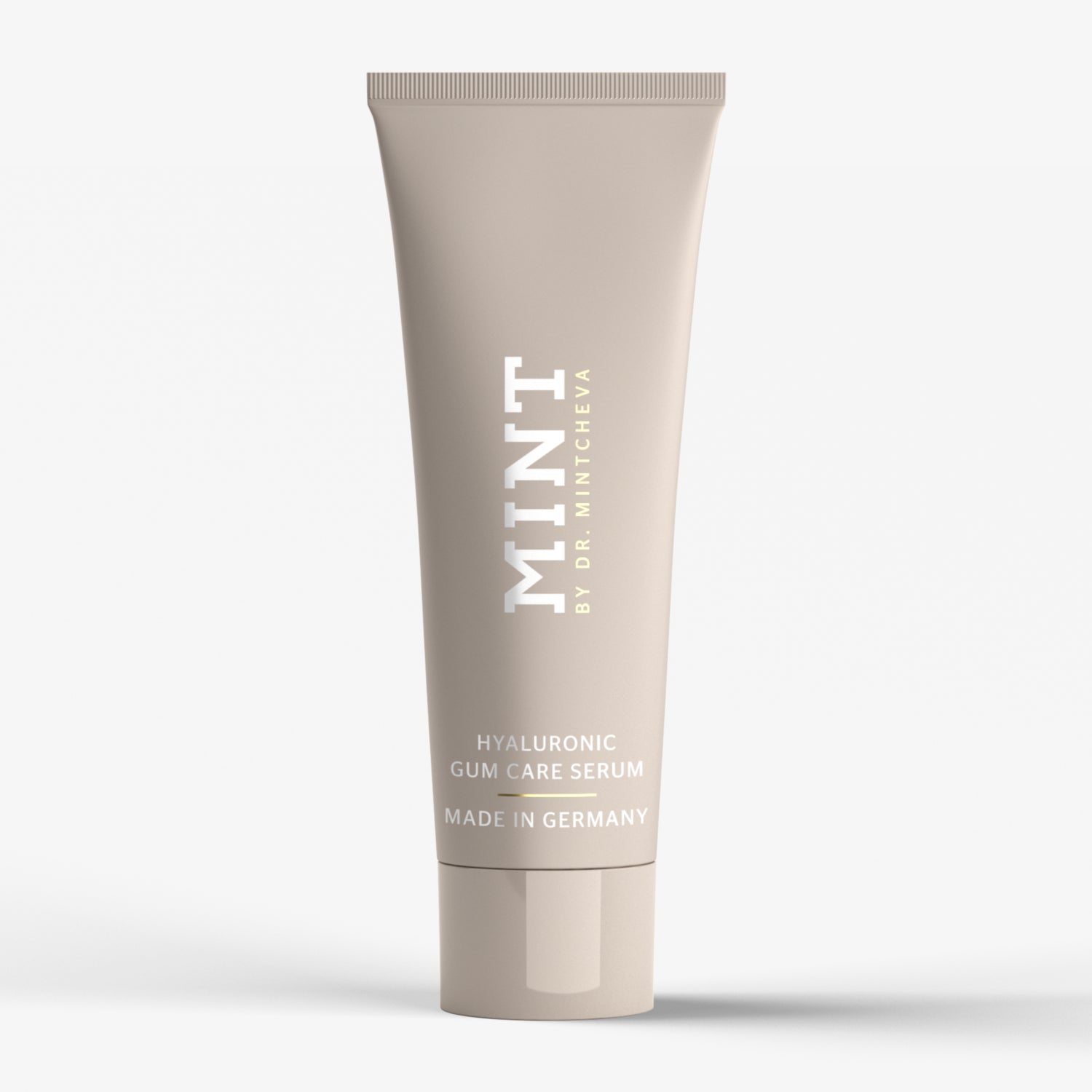 Beige Tube mit der Aufschrift "MINT by Dr. Mintcheva, Hyaluronic Gum Care Serum, Made in Germany".