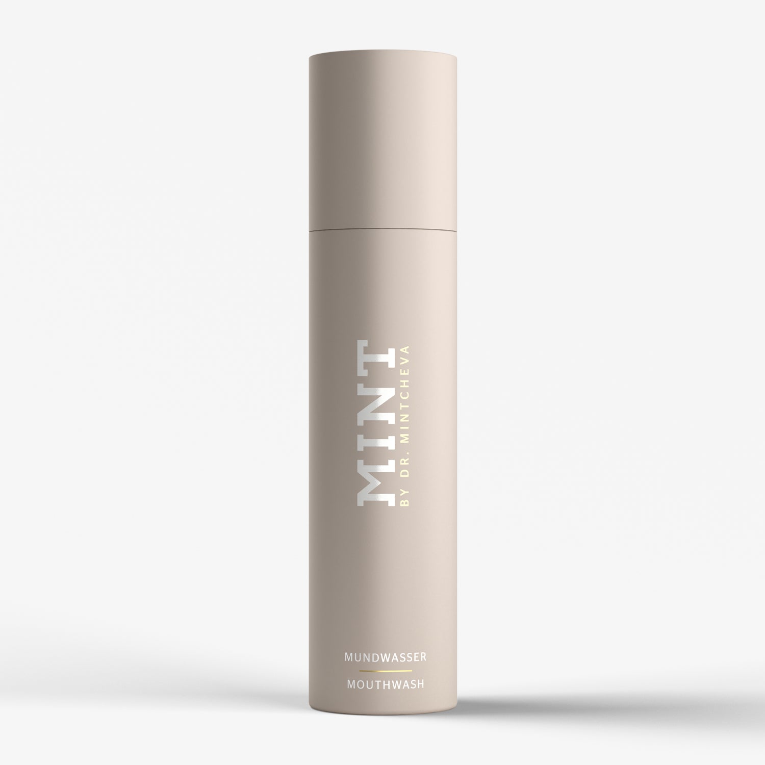 Beige Flasche mit der Aufschrift „MINT BY DR. MINCHEVA“ und „MUNDWASSER MOUTHWASH“ auf weißem Hintergrund.