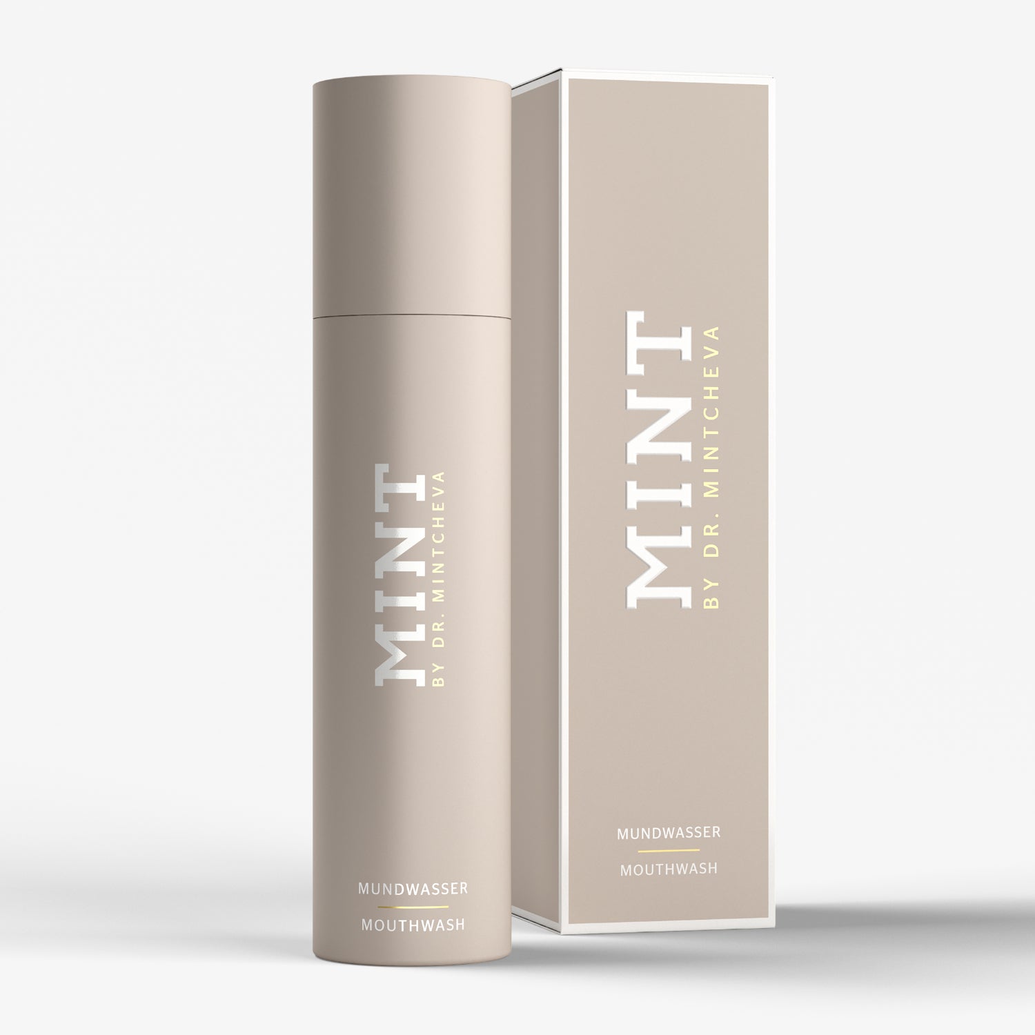 Beige Flasche Mundwasser "MINT BY DR. MINTCHEVA" neben passender Verpackung vor weißem Hintergrund.