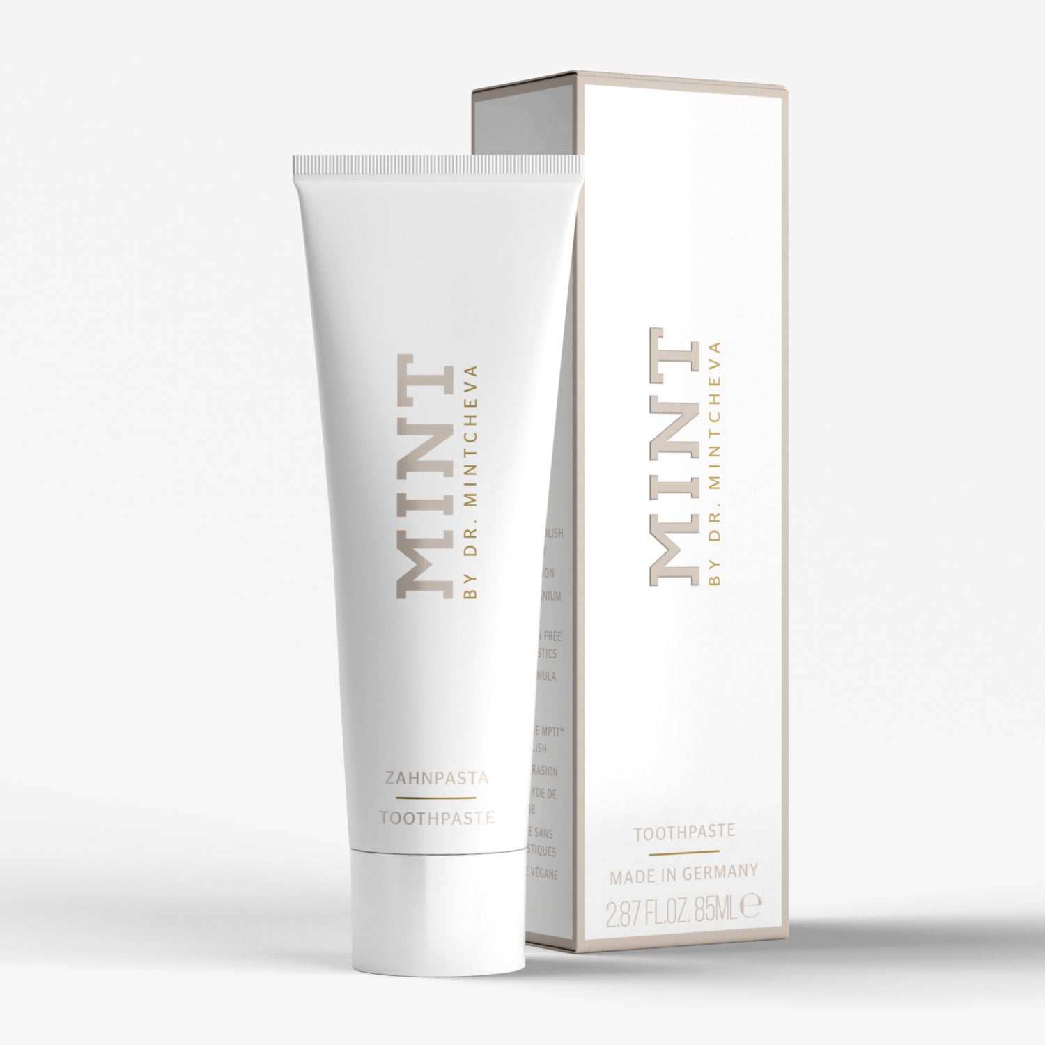 Weiße Zahnpastatube mit der Aufschrift "MINT BY DR. MINTCHEVA" neben einer passenden Verpackung.