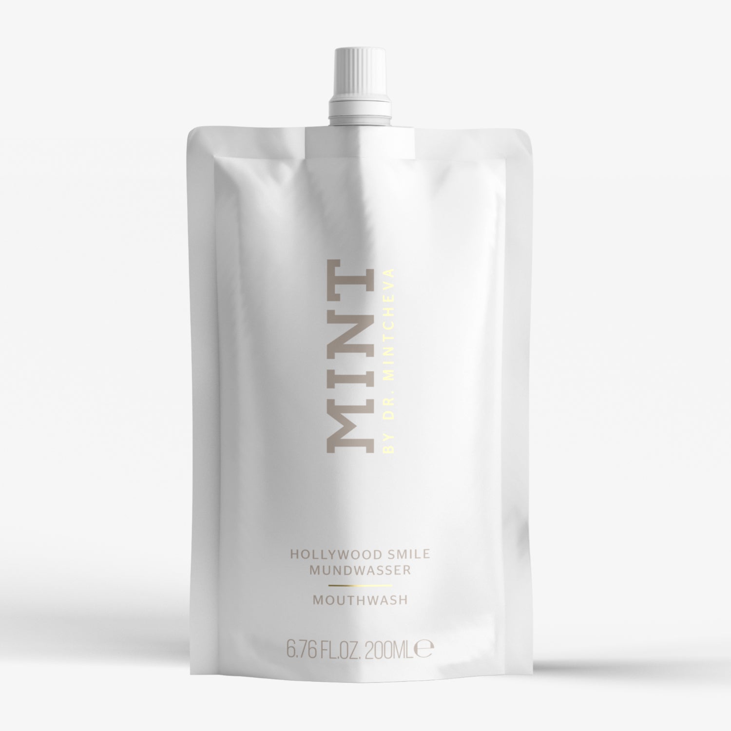Weiße Verpackung mit der Aufschrift "MINT" und "Hollywood Smile Mundwasser", 200 ml.
