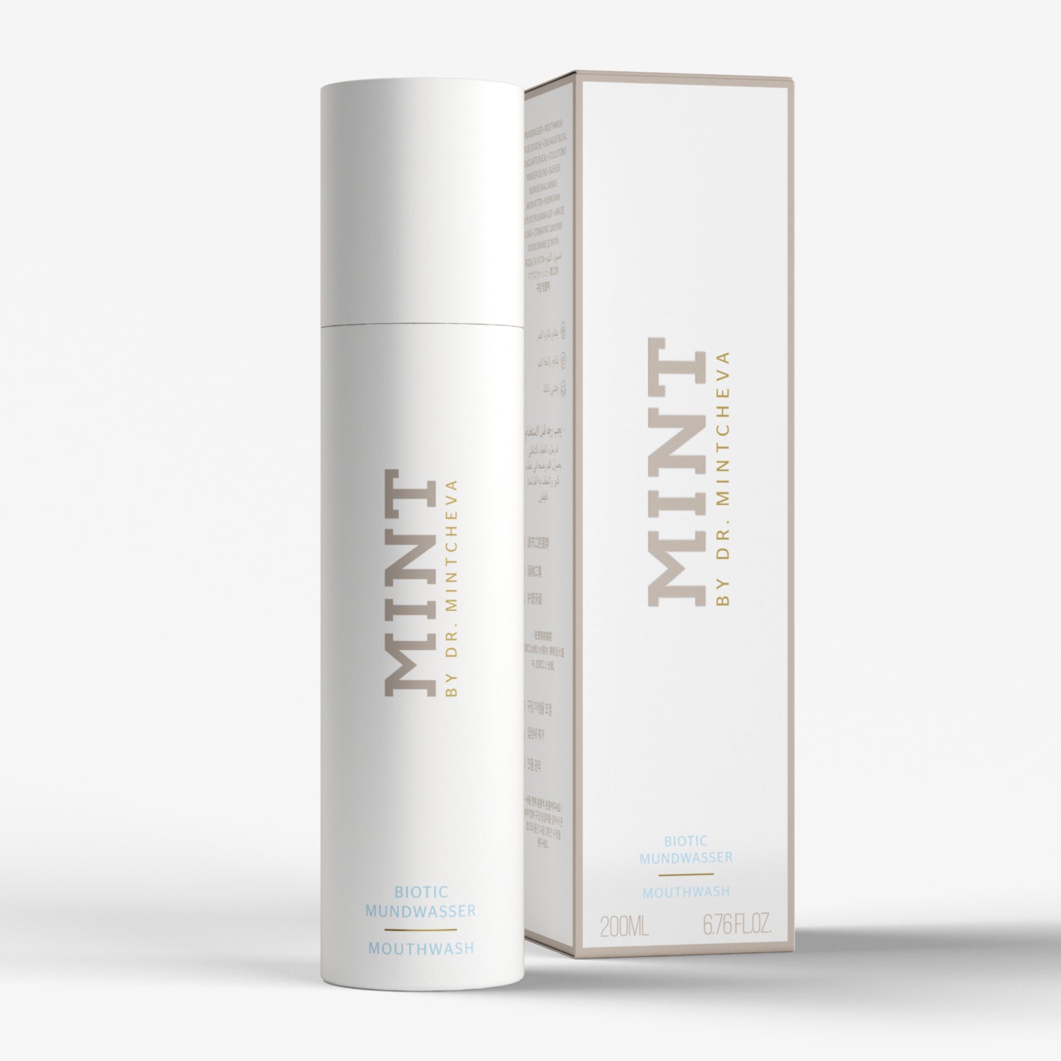 Weißes Mundwasserfläschchen "Mint by Dr. Mintcheva" neben einer passenden Verpackung auf grauem Hintergrund.