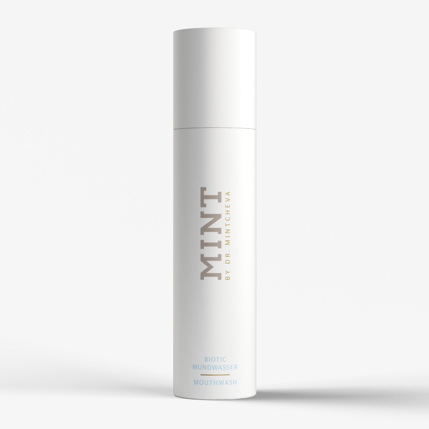 Weiße Flasche mit der Aufschrift "MINT by Dr. Mintcheva" und "Biotic Mundwasser/Mouthwash" auf neutralem Hintergrund.