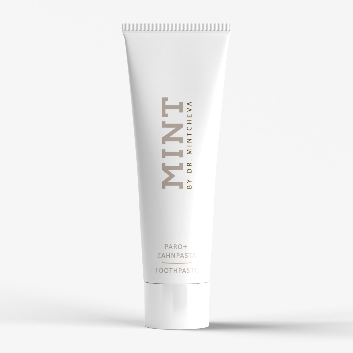 Weiße Zahnpastatube mit der Aufschrift "MINT BY DR. MINTCHEVA" auf weißem Hintergrund.