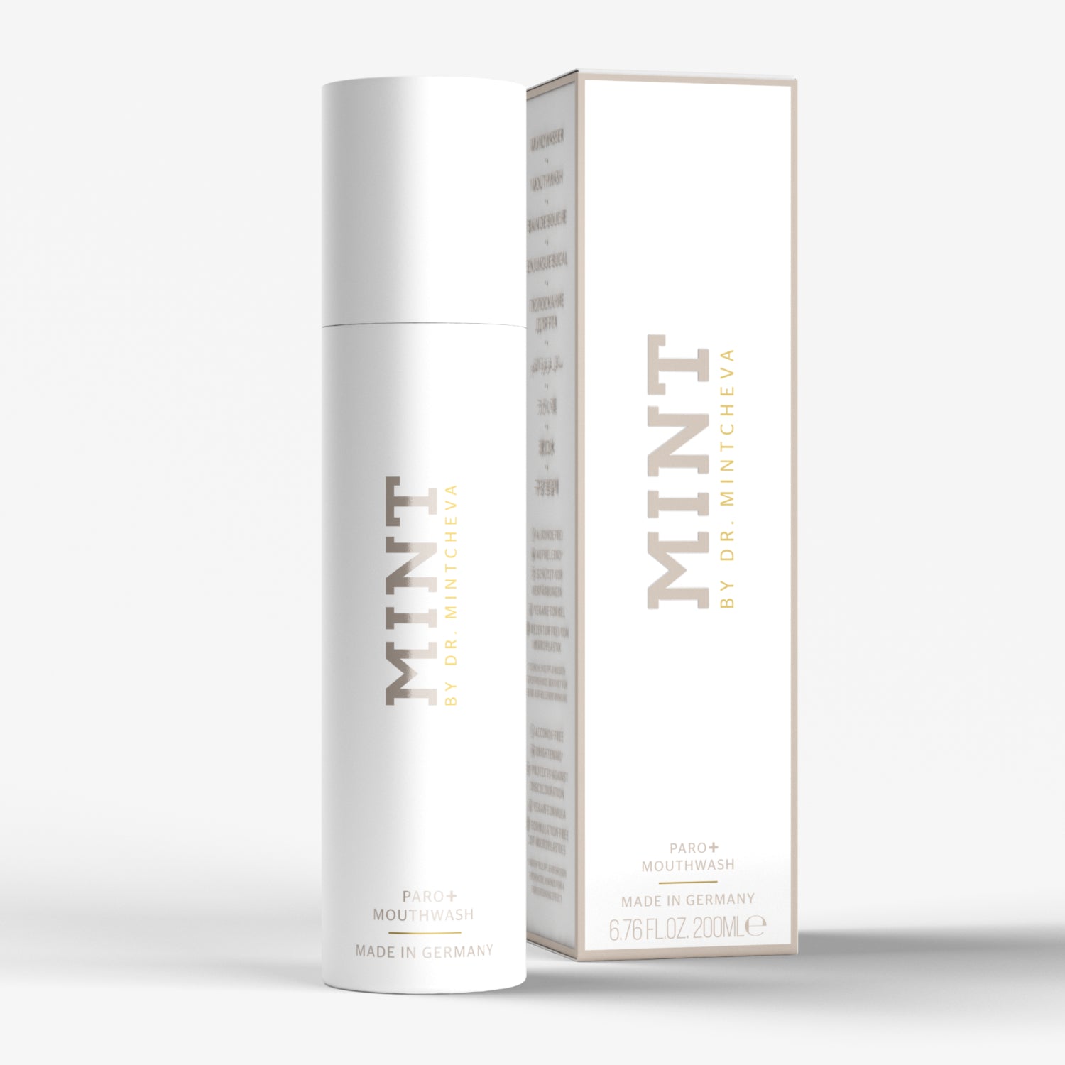 Weißes Mundwasser mit der Aufschrift "MINT" und Verpackung mit demselben Design, stehend auf einem hellen Hintergrund.