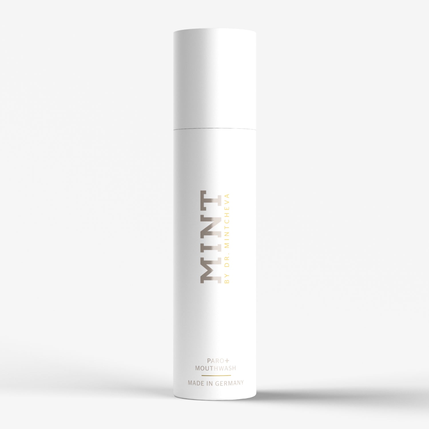 Weiße Mundspülungsflasche mit der Aufschrift "MINT BY DR. MINTCHEVA", "PARO+ MOUTHWASH", "MADE IN GERMANY".
