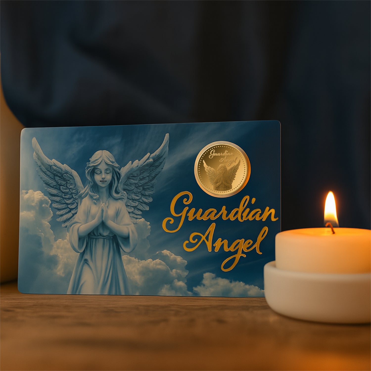 Eine Karte mit einem Engelmotiv und der Aufschrift „Guardian Angel“ neben einer brennenden Kerze.