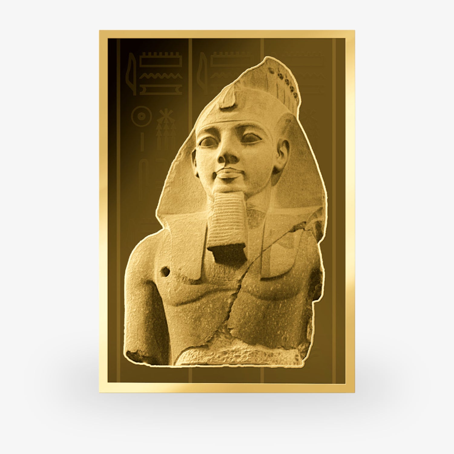 Eine goldene Büste eines Pharaos vor einer Wand mit Hieroglyphen.