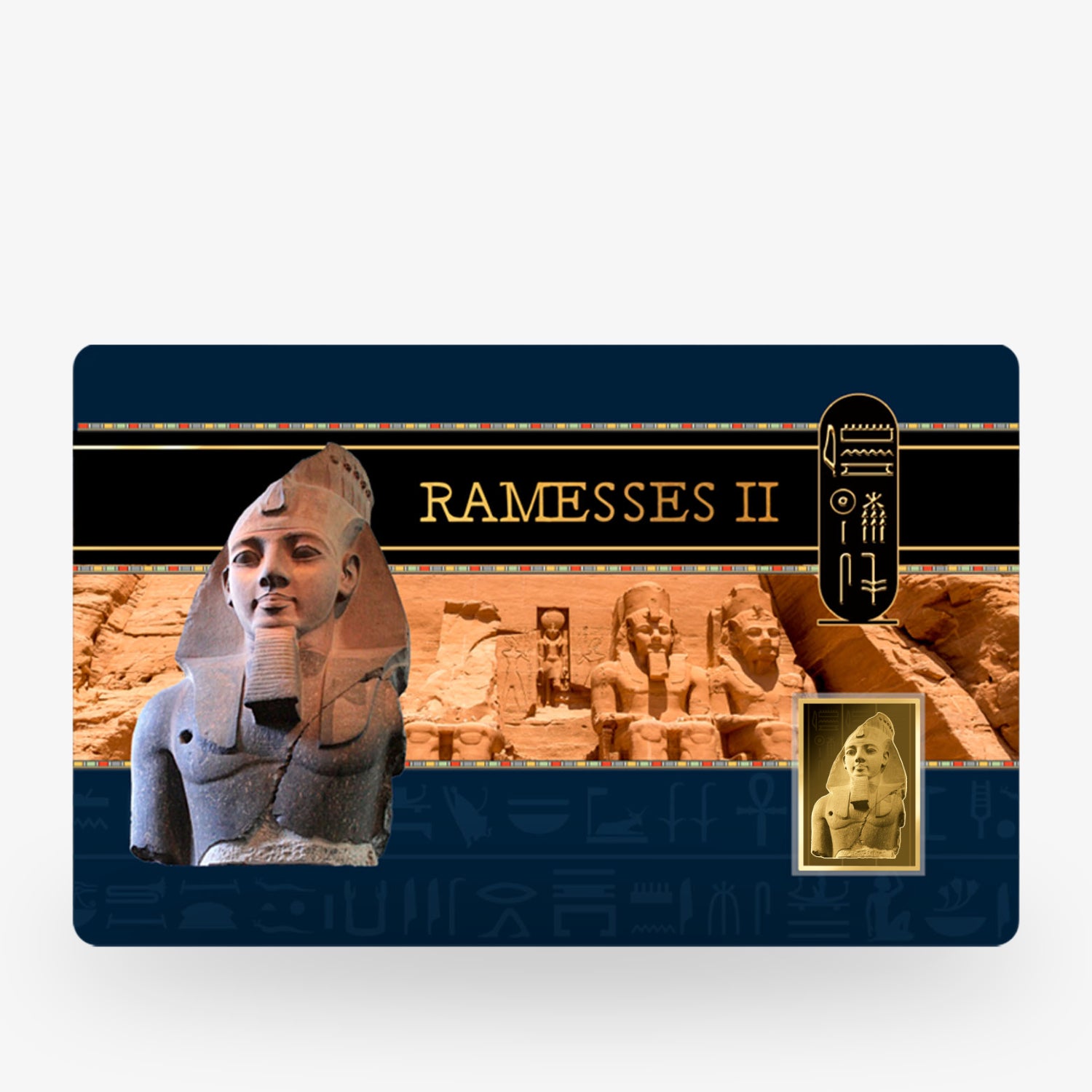 Büste von Ramses II vor einem Hintergrund mit Felsrelief und Hieroglyphen, begleitet von einem goldfarbenen Foto der Statue.