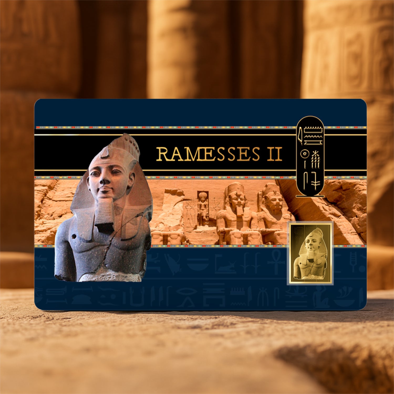 Karte mit Bild einer Ramses-II-Statue und antiken ägyptischen Motiven im Hintergrund.