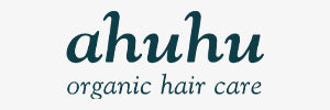 Logo mit der Aufschrift "ahuhu organic hair care" in dunkelgrüner, geschwungener Schrift auf hellem Hintergrund.