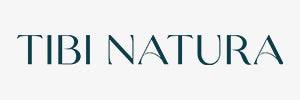 Der Schriftzug "TIBI NATURA" steht in dunkelgrüner Schrift auf einem hellgrauen Hintergrund.