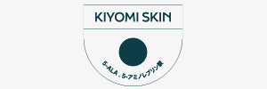 Abzeichen mit der Aufschrift "KIYOMI SKIN" und einem blauen Kreis darunter, ergänzt durch japanische Schriftzeichen.