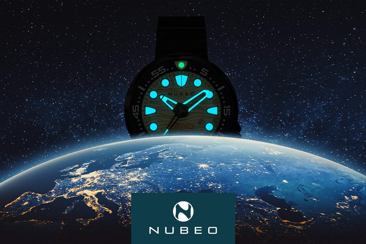 Leuchtende Uhr vor Weltraumkulisse mit Erde im Vordergrund, darunter Nubeo-Logo.