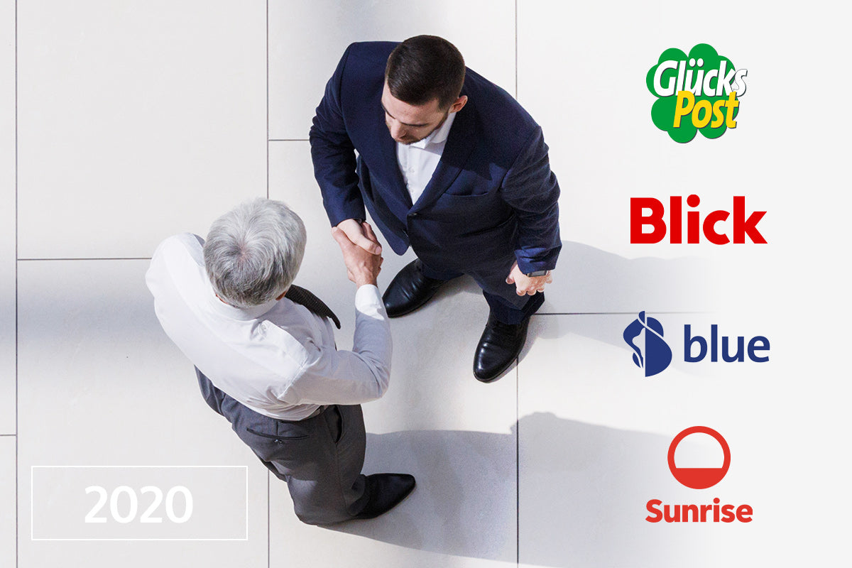 Zwei Männer schütteln sich die Hände, umgeben von den Logos von Glücks Post, Blick, blue und Sunrise. Text: "2020".
