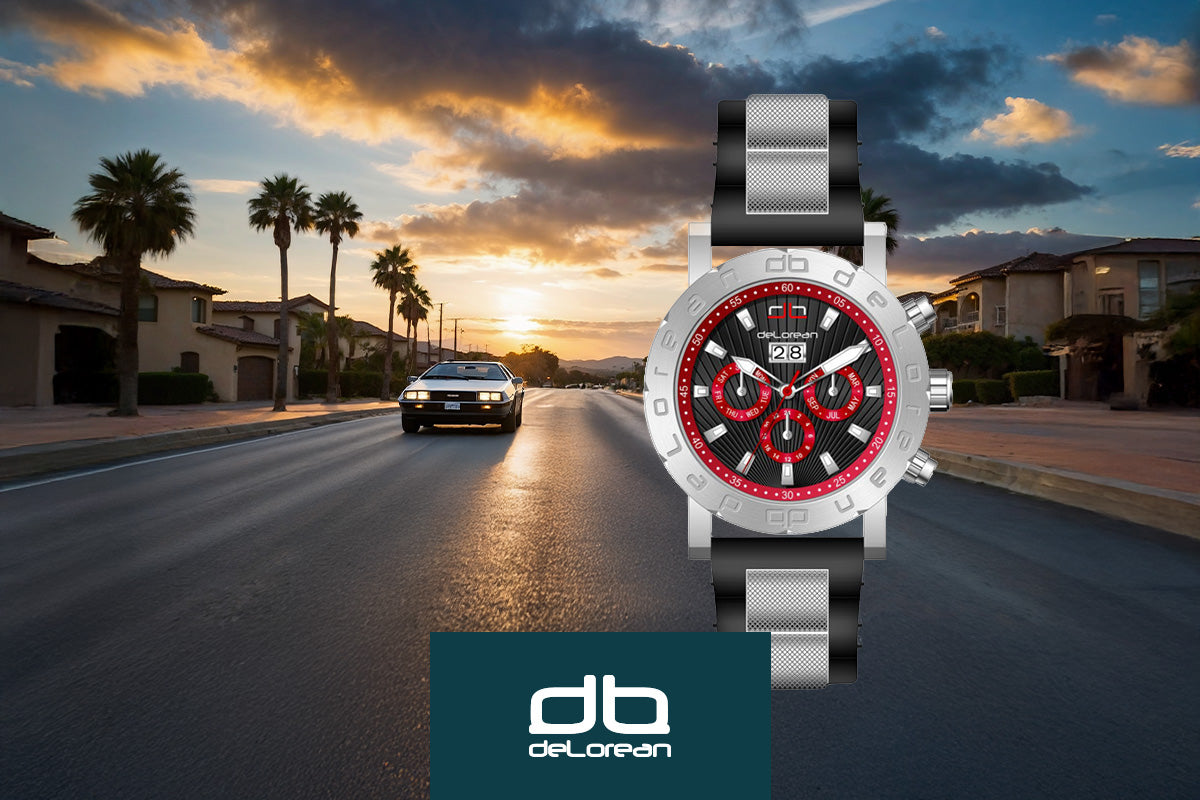 Straße mit Palmen bei Sonnenuntergang, ein Auto fährt, mit einer großen Armbanduhr im Vordergrund.