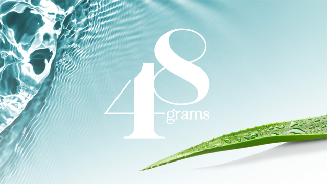 Stylisierte Wasseroberfläche mit Schriftzug "48 grams" und einem mit Wassertropfen bedeckten Aloe-Blatt.