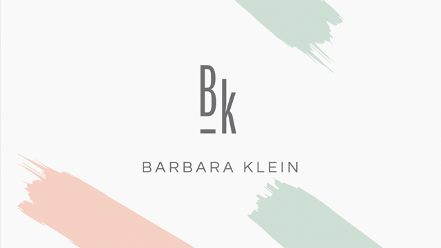 Grauer Text "Bk BARBARA KLEIN" auf weißem Hintergrund mit pastellrosa und -grünen Pinselstrichen.