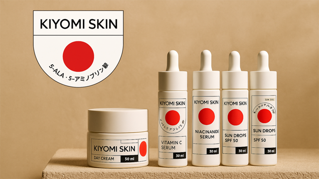 Ein Mann und eine Frau lächeln im Freien, umgeben von grüner Natur.