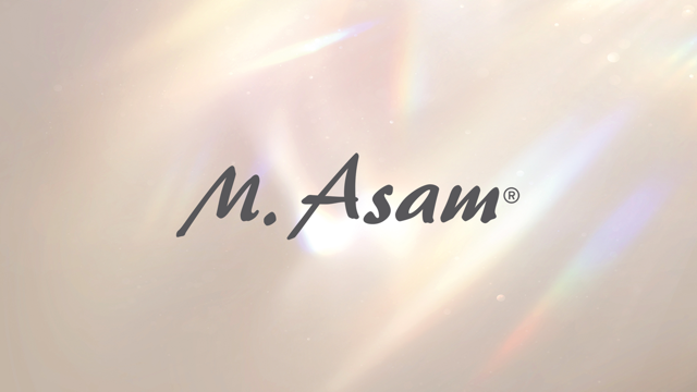 Verschwommener weißer Text auf hellem Hintergrund.