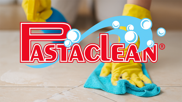 Person in gelben Handschuhen reinigt Bodenfliesen mit einem blauen Tuch; darüber das Pastaclean-Logo.