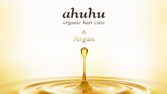 Tropfen Arganöl fällt in eine Flüssigkeit, darüber der Text "ahuhu organic hair care Argan".