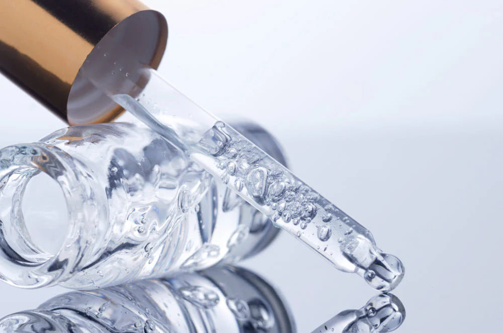 Niacinamid: Wirkung & Anwendung - Abbildung einer Pipette mit klarem Serum in einem Glasbehälter.