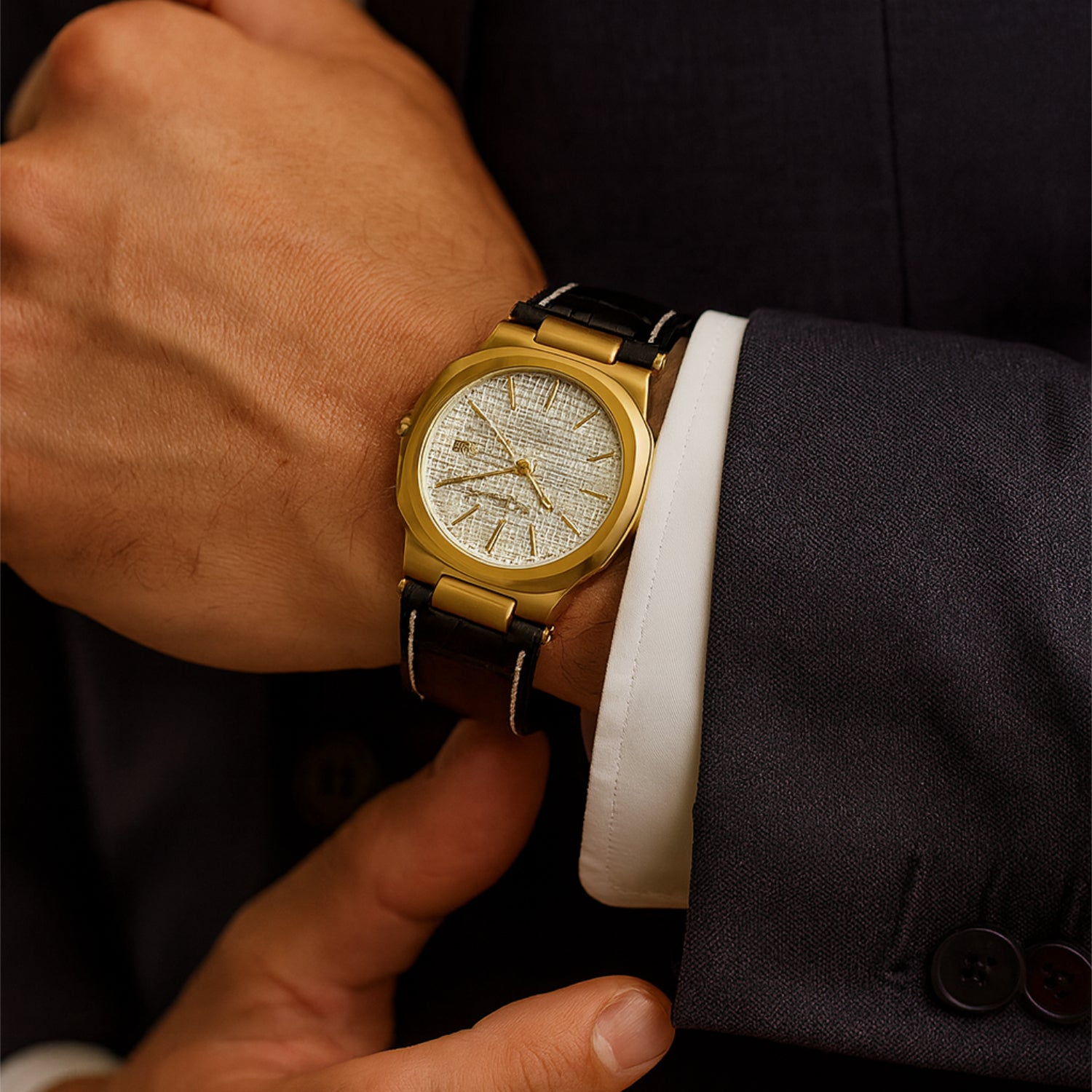 F.435 – klassische Kissenform in Gold und Silberfarben mit Kunstleder-Armband