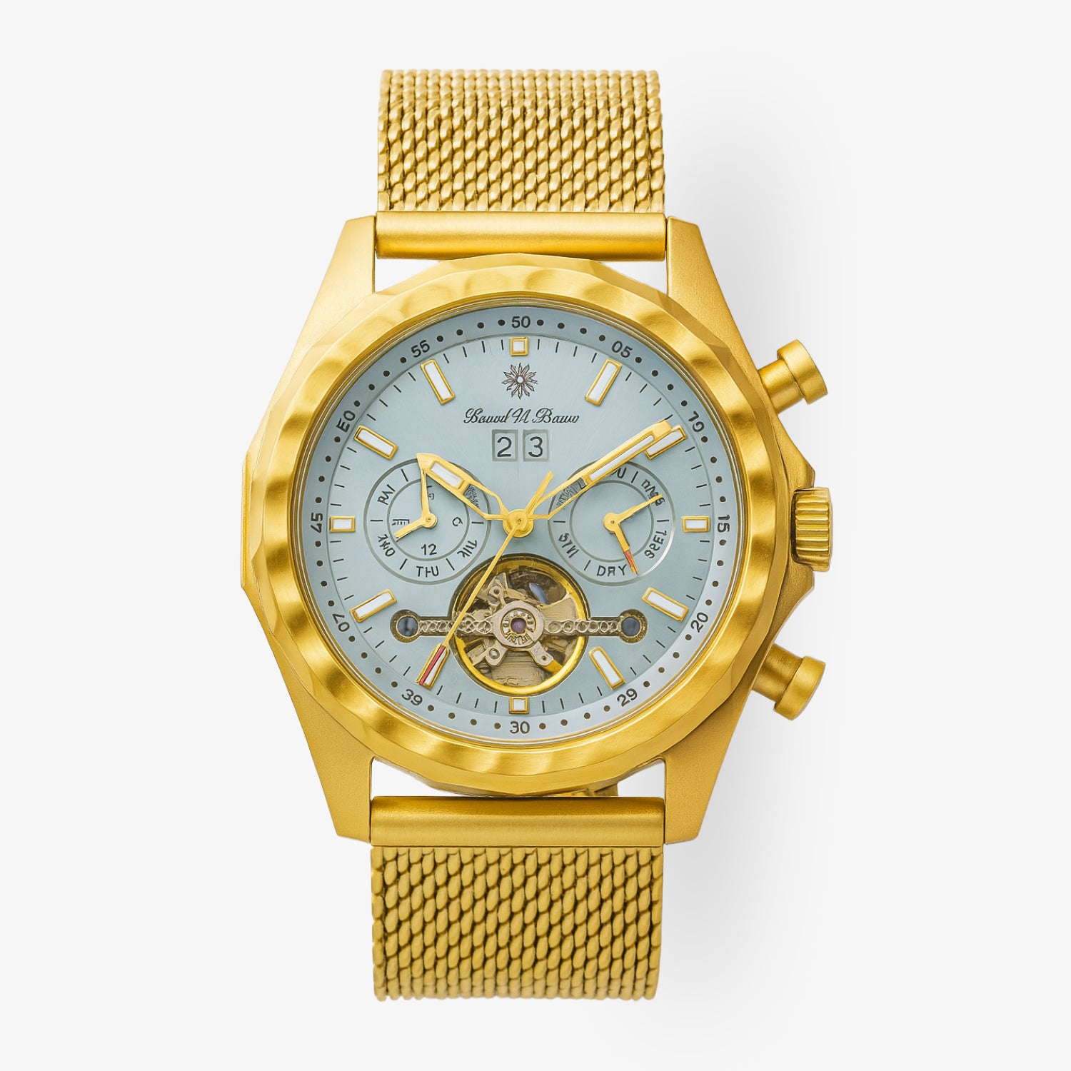 Goldene Armbanduhr mit hellem Zifferblatt, sichtbarem Uhrwerk und Maschenarmband auf weißem Hintergrund.