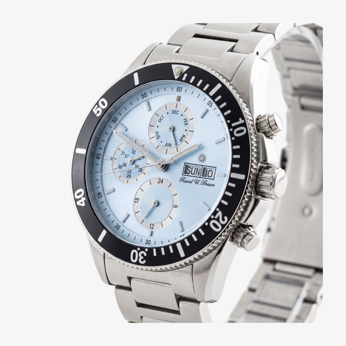 Nahaufnahme einer silbernen Chronographen-Armbanduhr Raoul U. Braun mit hellblauem Zifferblatt und schwarzer Lünette.