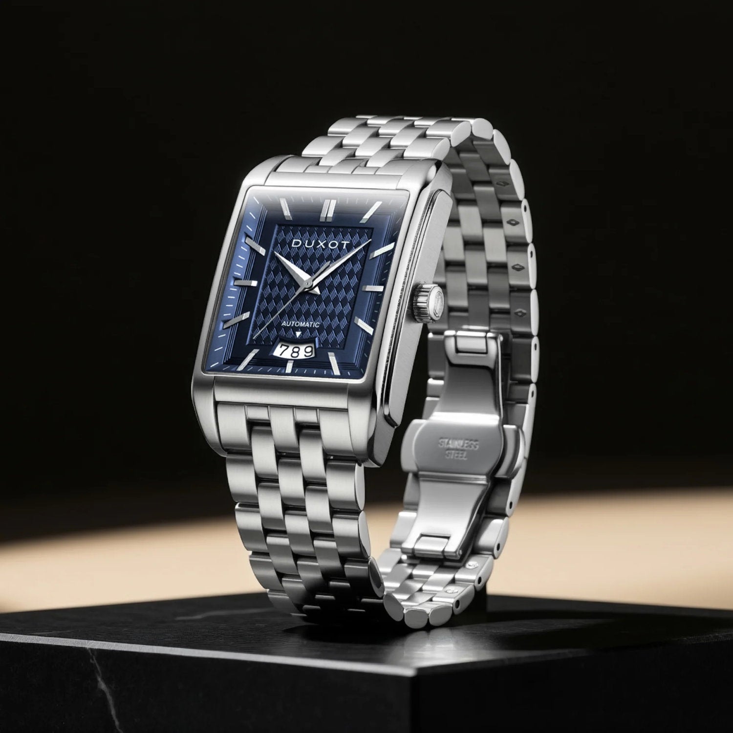 Automatikuhr in Silber-Optik mit elegantem blauen Ziffernblatt und Edelstahlarmband.
