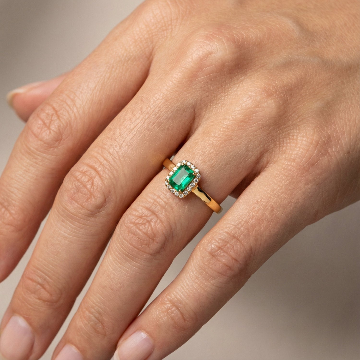 Bague Sophia – Or jaune 585 avec émeraude de Zambie et 18 diamants taille brillant