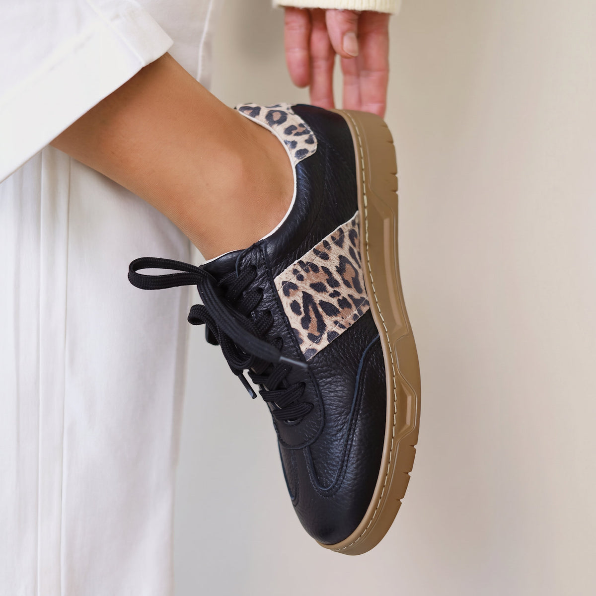 VITAFORM Sneaker Hirschleder Moléson in Schwarz-Leo – Ansicht 5