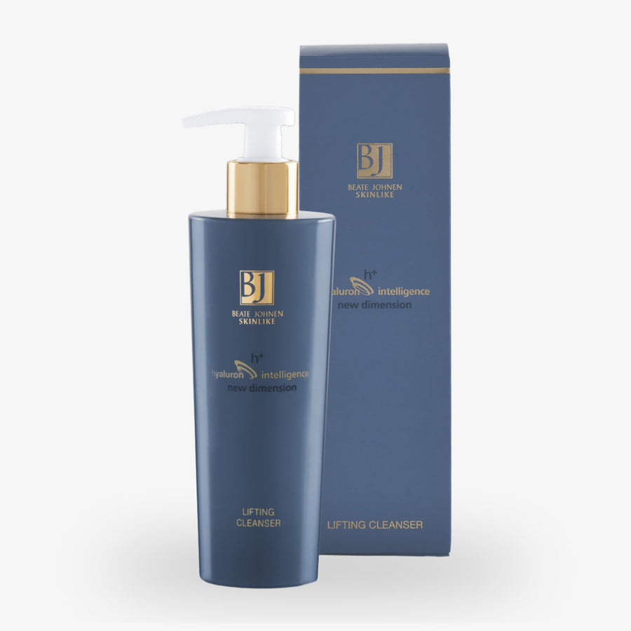 Dunkelblaue Flasche mit Pumpspender und passender Verpackung für Lifting Cleanser von Beate Johnen.