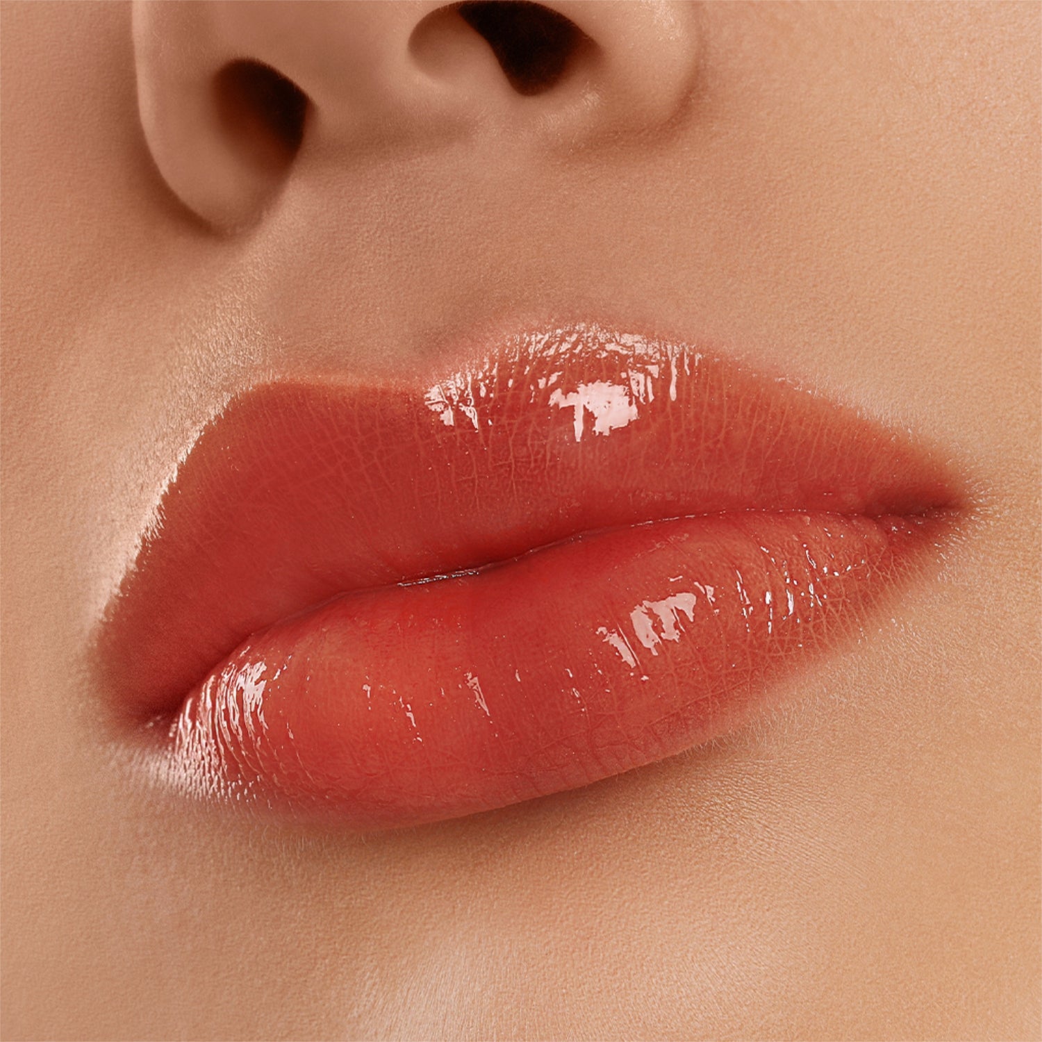 Nahaufnahme von glänzend geschminkten Lippen in einem warmen Rotton.