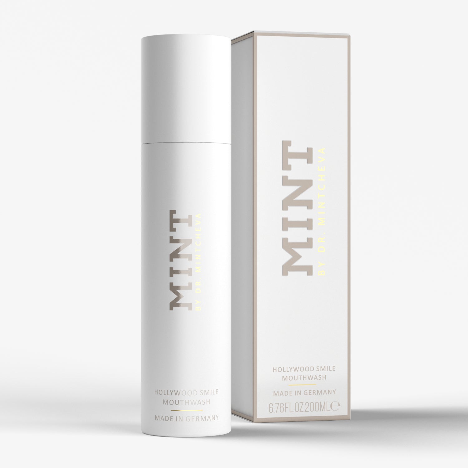 Weiße Mundwasserflasche mit der Aufschrift "MINT" neben der passenden Verpackung auf weißem Hintergrund.