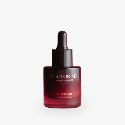 SUPER RED SERUM Retinol Serum 30 ml in einem eleganten Glasflakon mit Pipette auf weißem Hintergrund.