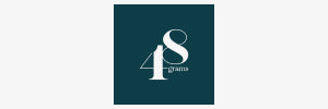 Weißer Schriftzug "48 Drama" auf dunkelgrünem Hintergrund.
