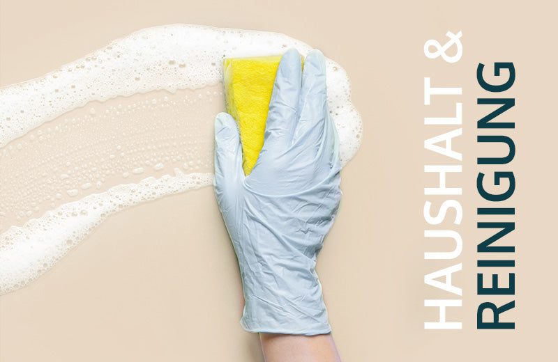 Hand in blauem Handschuh hält gelben Schwamm auf schaumiger Fläche; Text: "HAUSHALT & REINIGUNG".